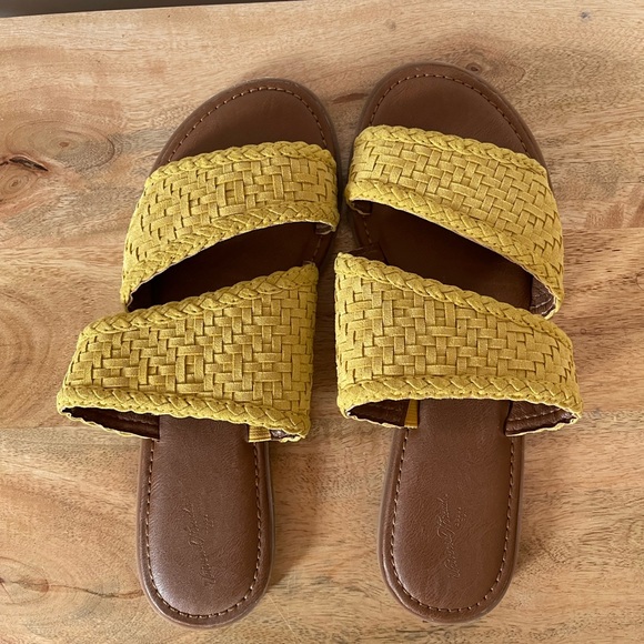 Universal Thread Shoes - Universal thread Womens woven sandal